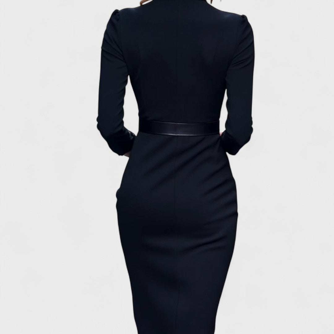 SOPHIE™ – Robe noire raffinée avec ceinture et col mao