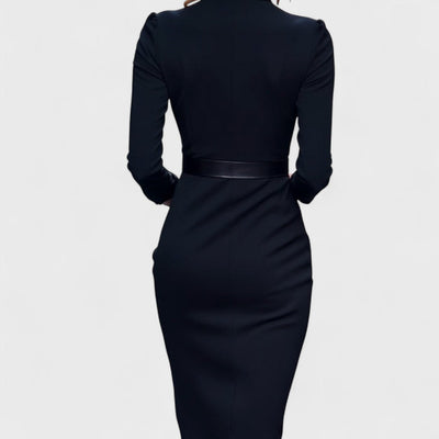 SOPHIE™ – Robe noire raffinée avec ceinture et col mao